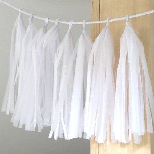 Guirnalda de borlas de papel de seda en blanco