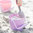 Cubo de playa plegable y enrollable de silicona Scrunch lila pastel