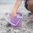 Cubo de playa plegable y enrollable de silicona Scrunch lila pastel